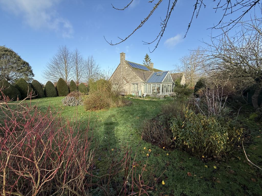 Lot: 124 - BUNGALOW FOR REPAIR AND REFURBISHMENT IN SOUGHT AFTER AREA - General view of the property from garden
